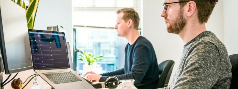 Auch im beruflichen Umfeld können Steuerentlastungen genossen werden - wenn man die zutreffenden Versicherungen in seiner Steuererklärung geltend macht - Foto: @Tim van der Kuip / unsplash.com
