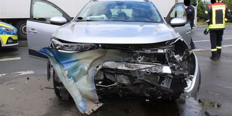 POL-MI: Verkehrsunfall im Kreuzungsbereich - Zwei Leichtverletzte - Foto: presseportal.de