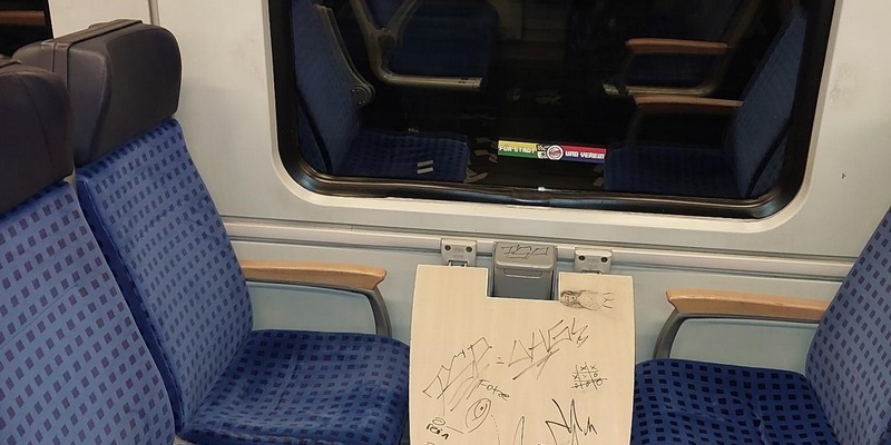 Bundespolizeidirektion München: Fußball-Fans randalieren im Zug/ Bundespolizei hat Ermittlungen aufgenommen - Foto: presseportal.de