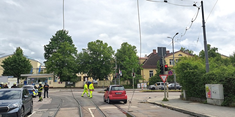 FW-M: Lkw reißt Stromleitung ab - zwei Personen in Pkw eingeschlossen (Ramersdorf) - Foto: presseportal.de