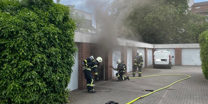 FW Dinslaken: Feuer in einer Garagenanlage - Foto: presseportal.de