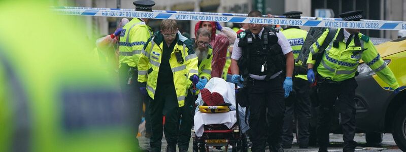 In Liverpool sind etliche Polizei- und Rettungskräfte im Einsatz. - Foto: Owen Humphreys/PA/AP/dpa
