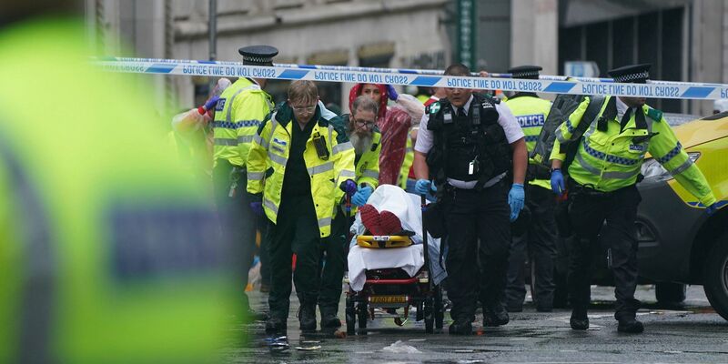 In Liverpool sind etliche Polizei- und Rettungskräfte im Einsatz. - Foto: Owen Humphreys/PA/AP/dpa