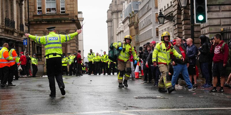 Helfer betreuen Verletzte. - Foto: Owen Humphreys/PA Wire/dpa