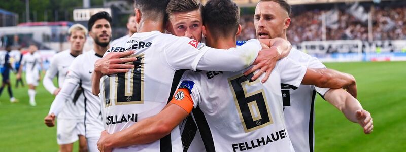 Die Elversberger Spieler jubeln über das Ausgleichstor. - Foto: Silas Schüller/DEFODI Images/dpa