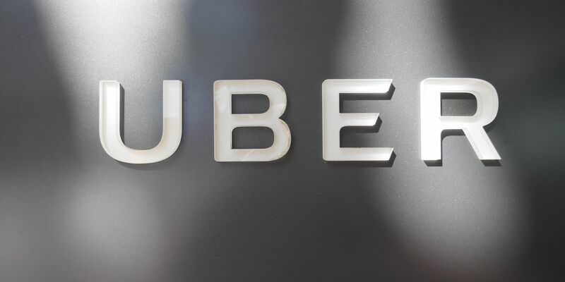 Uber wird künftig in Deutschland auch den Transport von Gegenständen vermitteln. - Foto: Christoph Dernbach/dpa