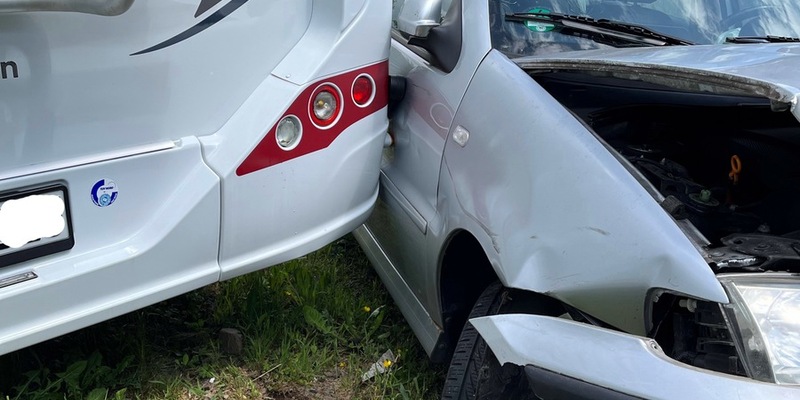 POL-GM: Auto kracht gegen Wohnwagen und Wohnmobil - Foto: presseportal.de