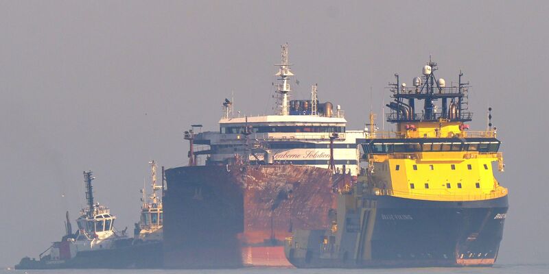 Die Kollision des Containerschiffs Solong mit dem Tanker Stena Immaculate vor der englischen Küste im März verursachte einen großen Brand. Die Britischen Inseln sind laut Allianz wegen des regen Schiffsverkehrs ein sehr unfallträchtiges Gewässer. - Foto: Yui Mok/PA Wire/dpa
