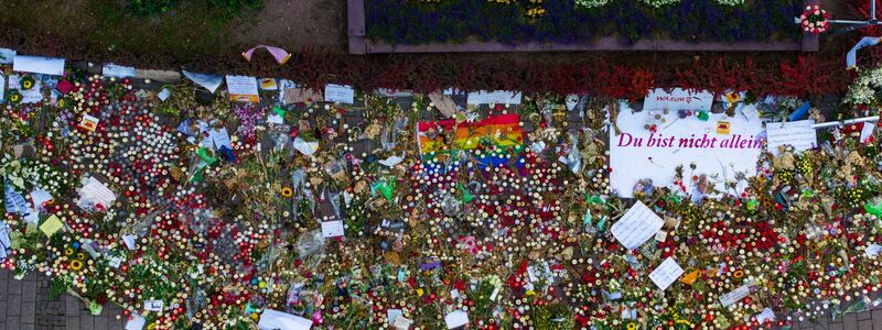 Blumen- und Lichtermeer nach dem Terroranschlag von Solingen. In Düsseldorf hat jetzt der Prozess gegen den mutmaßlichen Attentäter begonnen. (Archivbild) - Foto: Christoph Reichwein/dpa