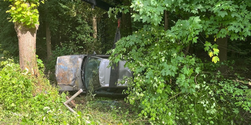POL-BO: Alleinunfall in Bochum: Auto überschlägt sich und landet in Straßengraben - Foto: presseportal.de