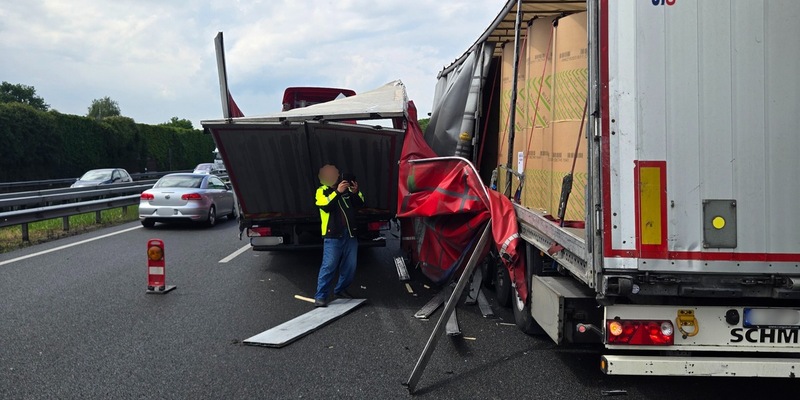 POL-VER: +Werkzeug aus Transporter gestohlen++Auffahrunfall mit Ausweichmanöver verhindert-Lkw aufgerissen(FOTO)++Auffahrunfall mit Verletzter++Einbrecher nutzen Balkon++Frau auf E-Scooter leicht verletzt+ - Foto: presseportal.de