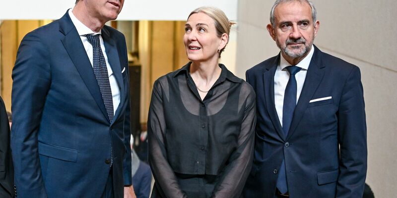 Kulturstaatsminister Wolfram Weimer (l-r), Marion Ackermann und Hermann Parzinger kommen zur Verabschiedung von Parzinger als Präsident der Stiftung Preußischer Kulturbesitz und Amtseinführung seiner Nachfolgerin in das Neue Museum. - Foto: Jens Kalaene/dpa