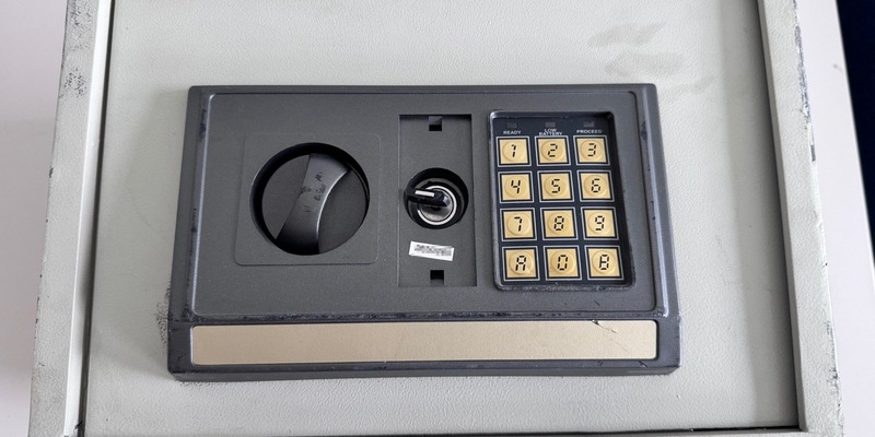 POL-BO: Am Bochumer Hauptbahnhof gefunden: Wem gehört dieser Tresor? - Foto: presseportal.de