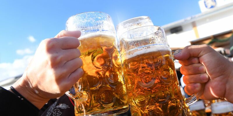 Kostet heuer bis zu 15,80 Euro: Die Wiesn-Maß. - Foto: Felix Hörhager/dpa