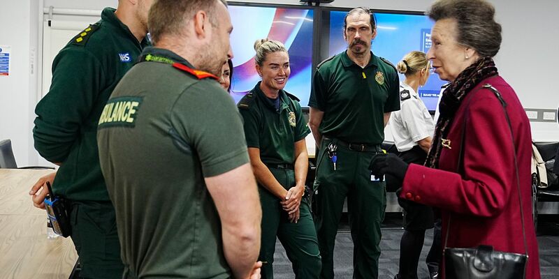 Charles' Schwester, Prinzessin Anne, besuchte Rettungskräfte. - Foto: Peter Byrne/PA/AP/dpa