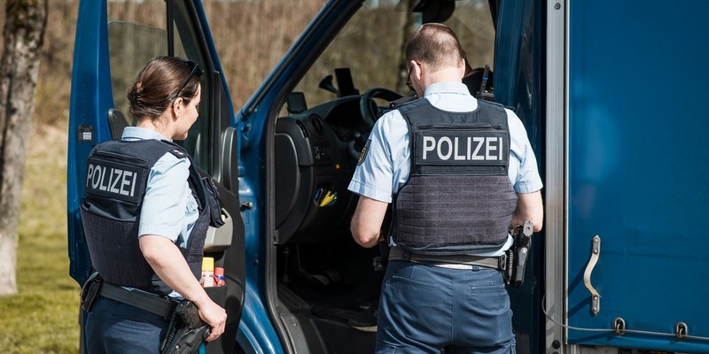 Bundespolizeidirektion München: Schleusung eines falschen Italieners/ Bundespolizei verweigert zwei Albanern die Einreise - Foto: presseportal.de