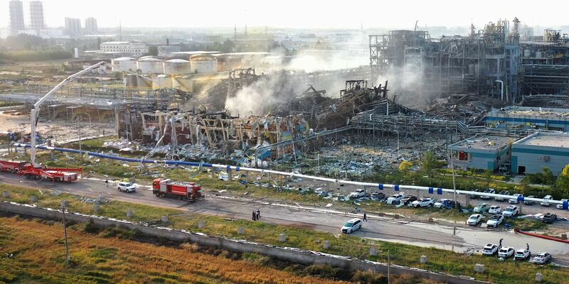 Die Feuerwehr war mit mehr als 200 Helfern vor Ort. - Foto: -/XinHua/dpa