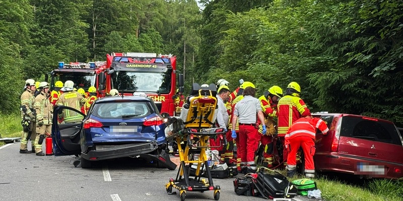 KFV Bodenseekreis: Feuerwehr rettet zwei Fahrzeuglenker aus Fahrzeugen nach schwerem Verkehrsunfall auf K7783 - Foto: presseportal.de