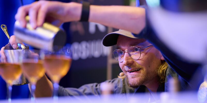 Wladimir Reichert von der erst kürzlich eröffneten Bar «Studio» in Zürich mixt seinen Gewinner-Cocktail «Unruh». - Foto: Miriam Weisz/Für Mixology/dpa