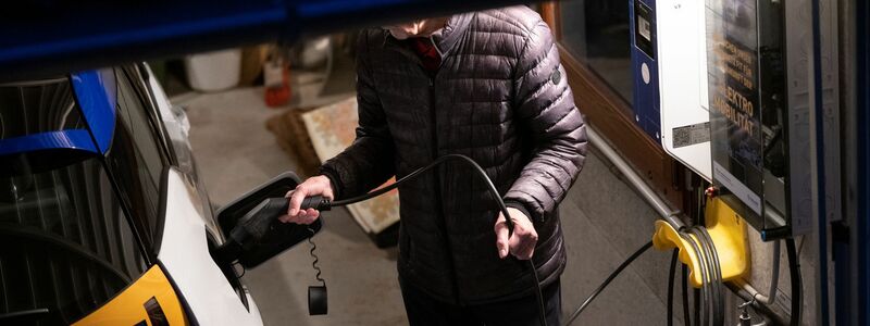 Über die gesamte Nutzungsdauer sind E-Autos laut Fraunhofer-Institut oft besser für den Geldbeutel. (Symbolbild) - Foto: Marijan Murat/dpa/dpa-tmn