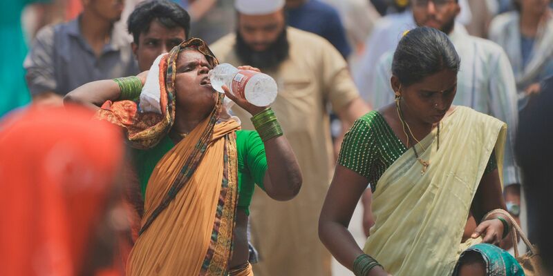 Experten erwarten, dass auch die kommenden Jahre warm werden - das bleibt nicht ohne Folgen. (Archivbild) - Foto: Mahesh Kumar A./AP/dpa