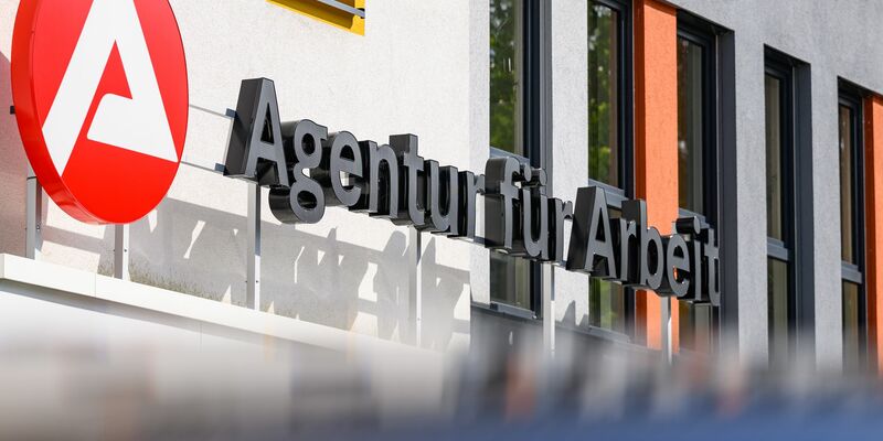 Die Zahl der Arbeitslosen ist im Mai nur verhältnismäßig leicht gesunken (Archivbild).  - Foto: Patrick Pleul/dpa