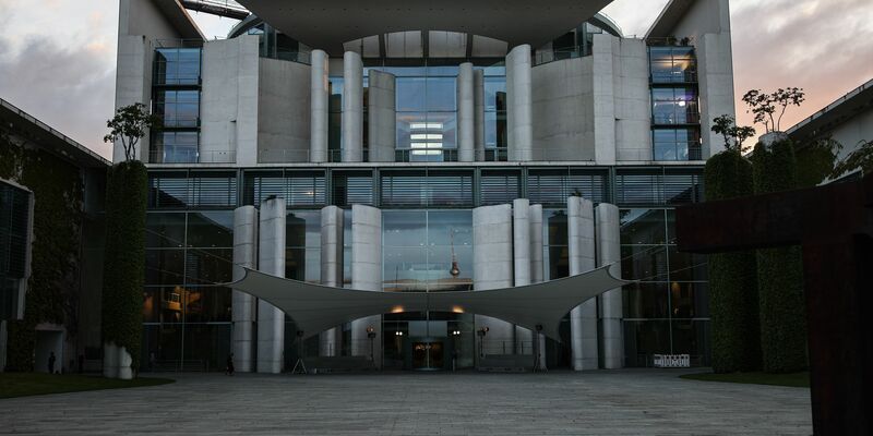 Im Kanzleramt wollen am Nachmittag Vertreter von Bund und Ländern zusammenkommen. - Foto: Hannes P. Albert/dpa