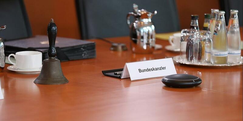 Kanzlermappe auf dem Kabinettstisch (Archiv) - Foto: über dts Nachrichtenagentur