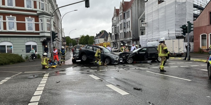 FW Bremerhaven: Schwer Verkehrsunfall im Berufsverkehr, 3 PKW beteiligt - Foto: presseportal.de
