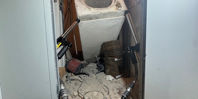 FW Dresden: Schwerer Arbeitsunfall in Wohnhochhaus - Arbeiter von Betonteil eingeklemmt und reanimiert - Foto: presseportal.de