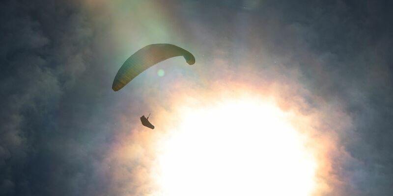 Ein Gleitschirmflieger in China geriet ungewollt in eisige Höhen. (Symbolbild)  - Foto: Karl-Josef Hildenbrand/dpa
