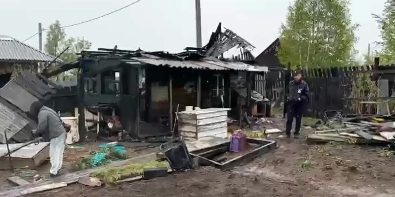 Ein Beamter des russischen Ermittlungskomitees dokumentiert den Schauplatz eines Massenmordes an Teenagern in der Stadt Baikalsk. Bei einem Messerangriff während einer Geburtstagsfeier wurden vier Jugendliche getötet und vier weitere verletzt. Der mutmaßliche Angreifer starb im Feuer. - Foto: Russian Investigative Committee/TASS via ZUMA Press/dpa