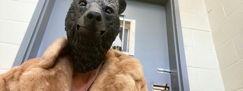 Bärenmaske, Pelzmantel, mit Laub gespickte Kapuzen - die Pfleger ziehen beim Aufpäppeln des Bärenbabys alle Register. - Foto: ---/San Diego Humane Society/dpa