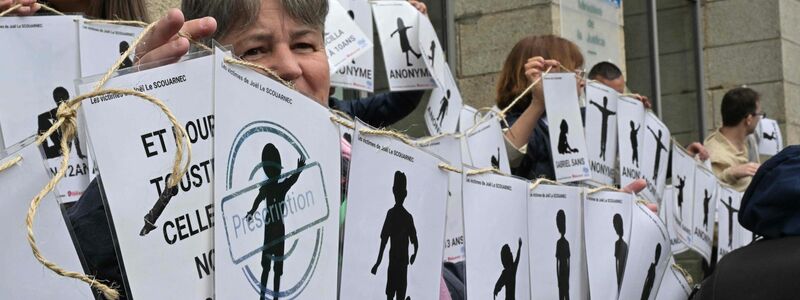 Demonstranten halten vor dem Gerichtsgebäude Schilder mit den Namen der Opfer. - Foto: Damien Meyer/AFP/dpa