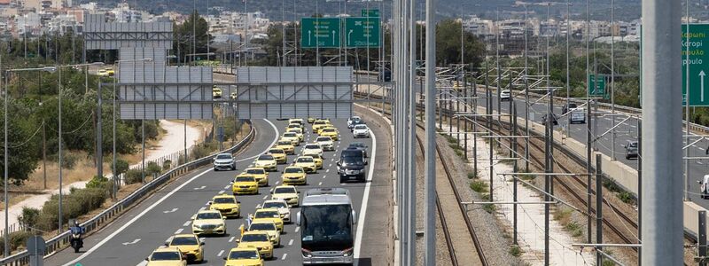 Wollen unter anderem gegen Uber ankämpfen: Streikende Taxifahrer in Athen. - Foto: Socrates Baltagiannis/dpa