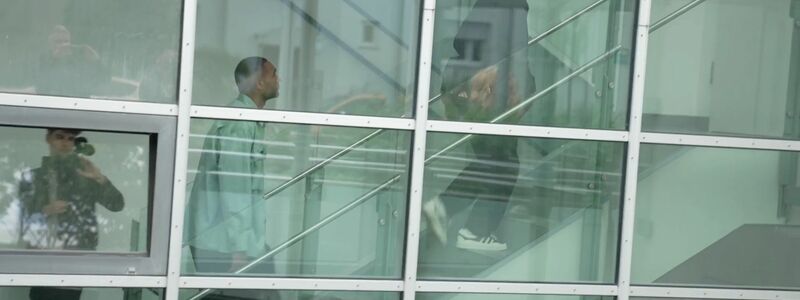 Jonathan Tah kommt zum Medizincheck. - Foto: Esan Monajati/dpa