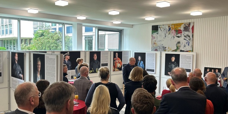 POL-MS: Der Mensch dahinter - Ausstellung am Friesenring eröffnet - Polizei Münster lädt zu öffentlichen Besuchsterminen ein - Foto: presseportal.de