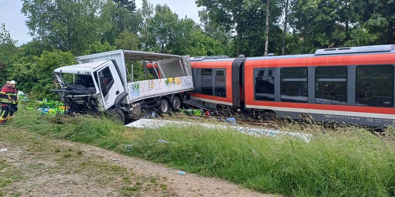 Die Bahnstrecke wurde bis auf weiteres gesperrt.  - Foto: Helmuth Riedl/Zema Medien/dpa