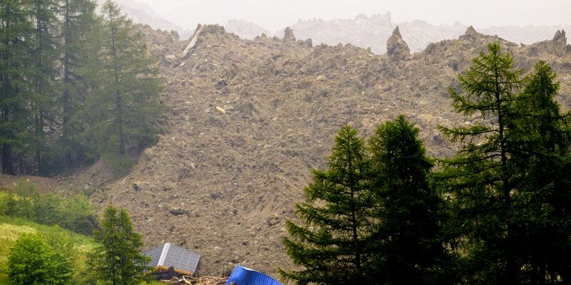 Nach dem Gletscherabsturz droht im Lötschental eine Überschwemmung.  - Foto: Jean-Christophe Bott/KEYSTONE/dpa
