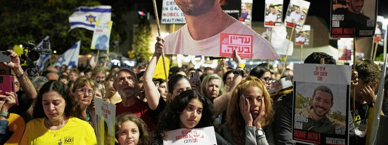 In Israel gehen erneut Menschen gegen den Krieg auf die Straße.  - Foto: Leo Correa/AP/dpa