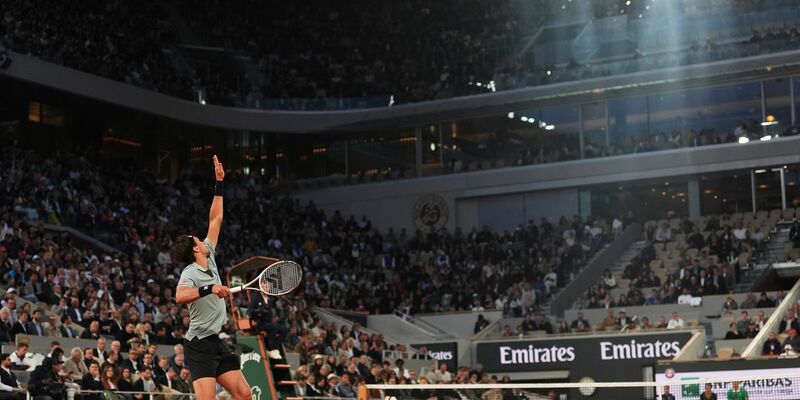 Jannik Sinner gegen Arthur Rinderknech bestritten eine Night Session in Paris. - Foto: Lindsey Wasson/AP/dpa