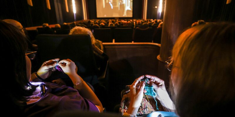 Multitasking im Kinosaal: Vom Alter ist das Publikum im «Strick-Kino» gemischt. - Foto: Christoph Schmidt/dpa