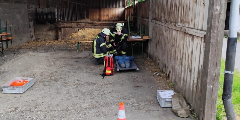 FW-AR: Feuerwehren aus Wennigloh, Stemel und Hachen trainieren den Ernstfall auf Wagyu-Hof - Foto: presseportal.de