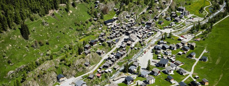 Als die Welt noch in Ordnung war: Blatten vor dem gigantischen Gletscherabbruch.  - Foto: Jean-Christophe Bott/KEYSTONE/dpa