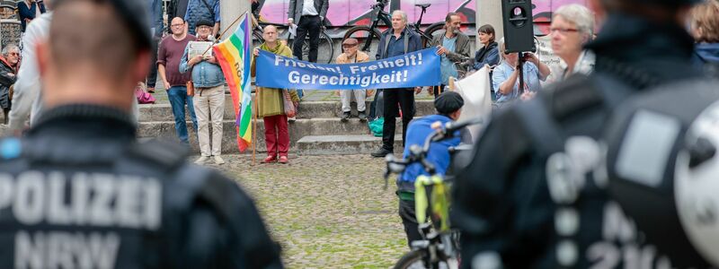 Während des Festakts im Aachener Rathaus nahmen draußen Menschen an einer Kundgebung des «Aachener Bündnis Diplomatie statt Waffen» teil. - Foto: Thomas Banneyer/dpa