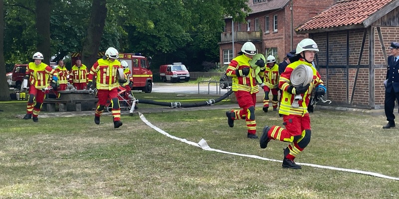 FW Lehrte: Moorwettkämpfe der Lehrter Feuerwehren mit Heiratsantrag - Foto: presseportal.de