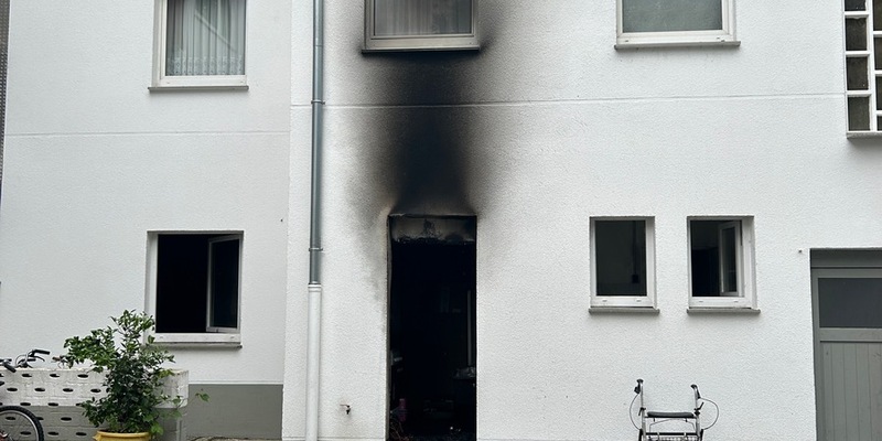 FW Moers: Brand in Wohn- und Geschäftshaus / Person über Drehleiter in Sicherheit gebracht - Foto: presseportal.de