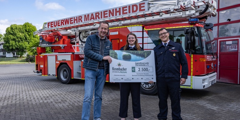 FW Marienheide: 2.500 Euro Spende an die Jugendfeuerwehr der Freiwilligen Feuerwehr Marienheide dank Krombacher Spendenaktion - Foto: presseportal.de