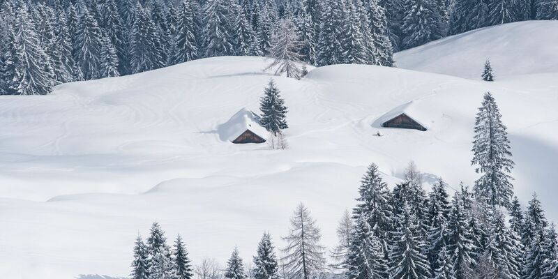 Winterräume in Hütten sollen Bergsportlern als sichere Unterkunft dienen, werden aber teils als Party-Spot missbraucht (Symbolbild). - Foto: Lino Mirgeler/dpa