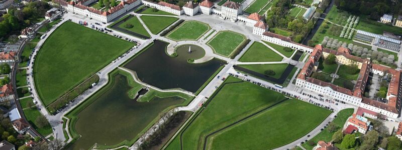 Von einem Zeppelin aus sieht der Park um das Schloss Nymphenburg in München sehr grün aus. (Archivbild) - Foto: Felix Hörhager/dpa